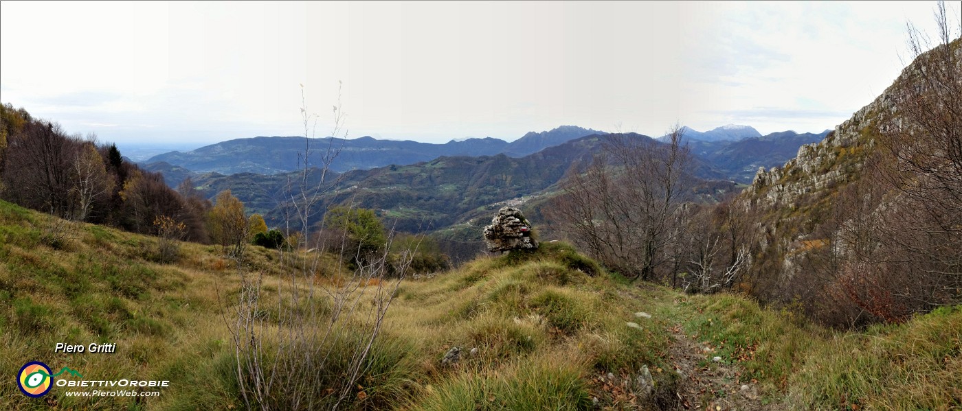 48 Vista panoramica sulla Val Brembilla con Gerosa e verso Valle Imagna con Resegone.jpg